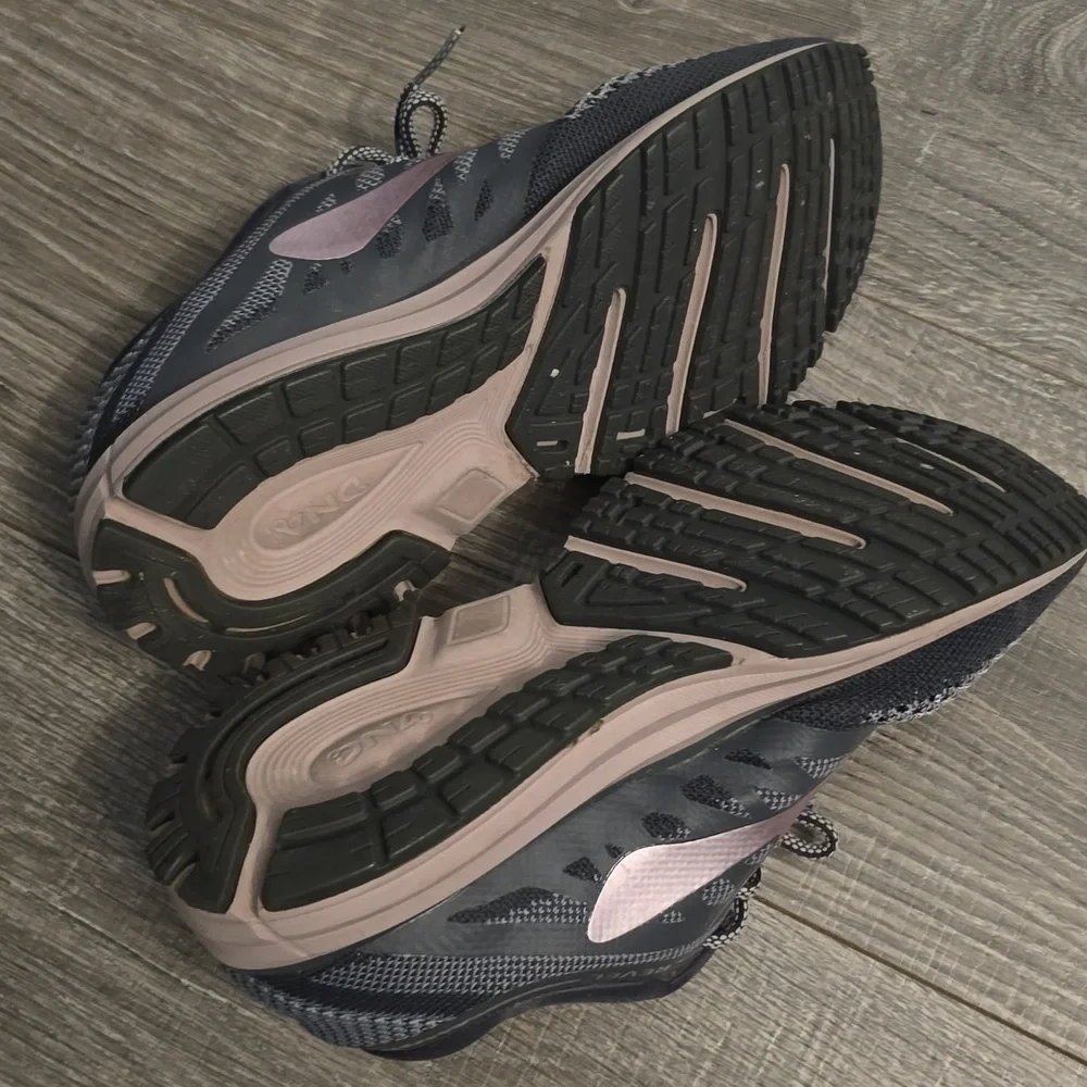 Brooks Revel Women's Charcoal and Blush Athletic Shoes. - Picture 4 of 12